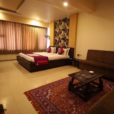 Hotel Oyo Premium Law Garden C G Road Ahmadabad Zewnętrze zdjęcie