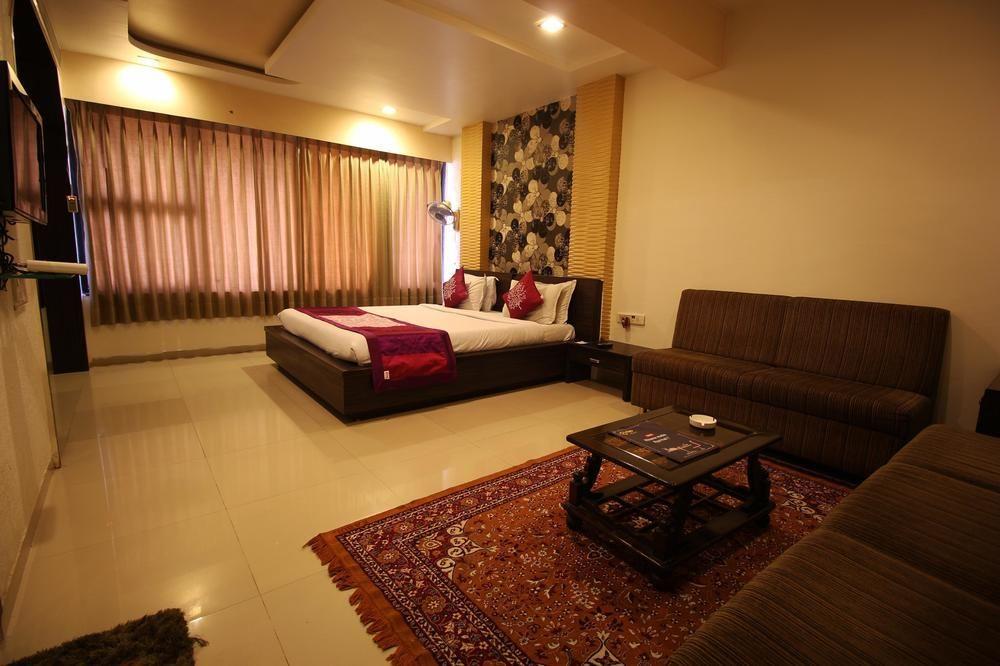 Hotel Oyo Premium Law Garden C G Road Ahmadabad Zewnętrze zdjęcie