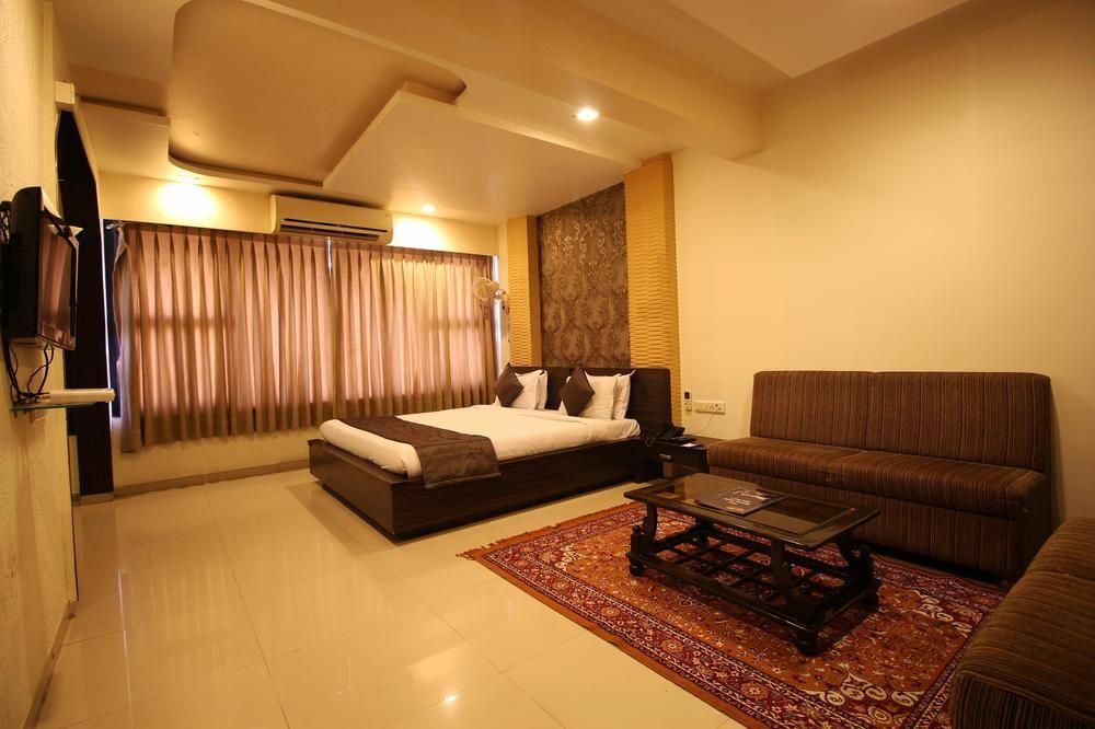 Hotel Oyo Premium Law Garden C G Road Ahmadabad Zewnętrze zdjęcie